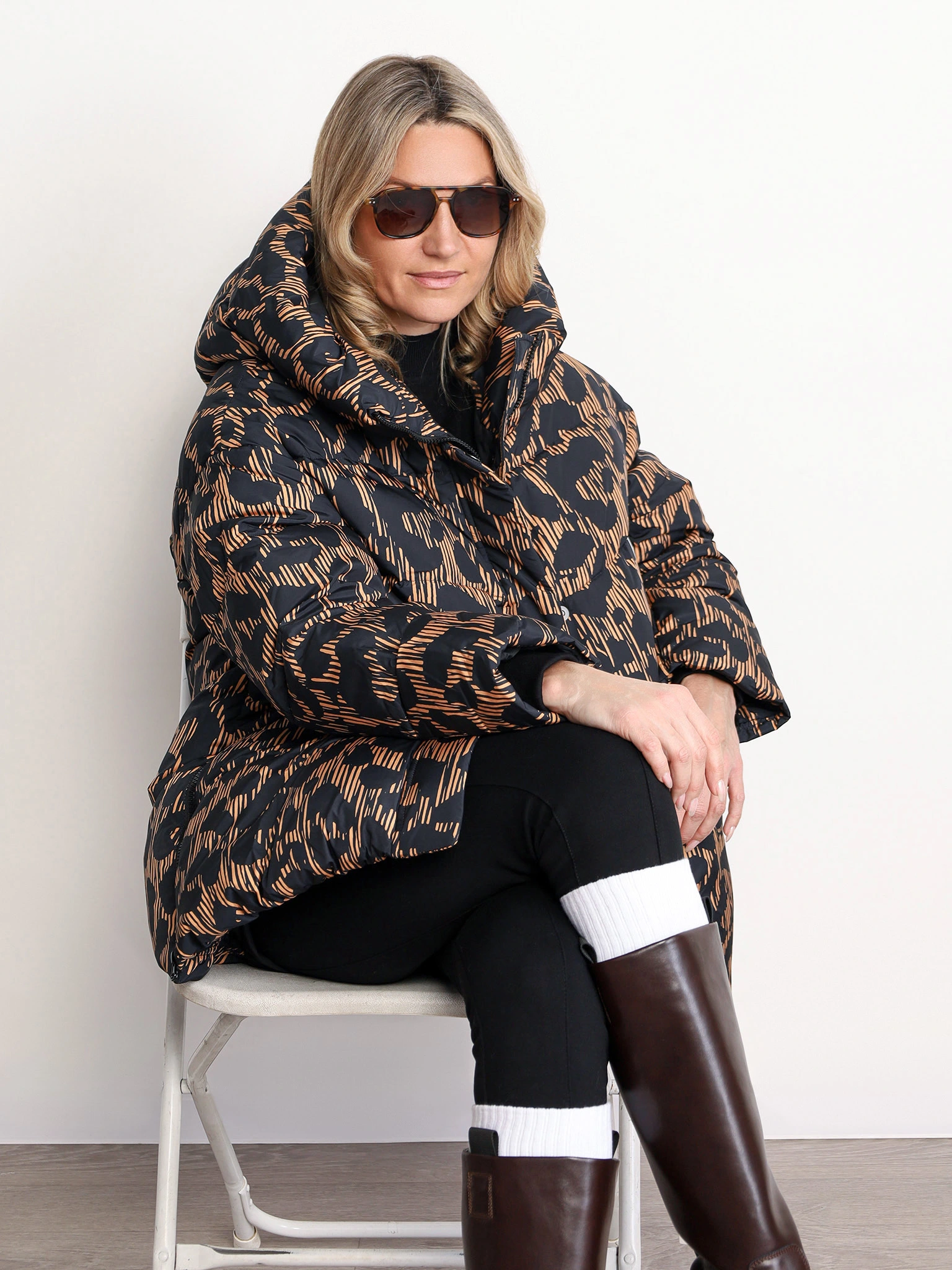 Пуховик с абстрактным принтом коричневого цвета с капюшоном